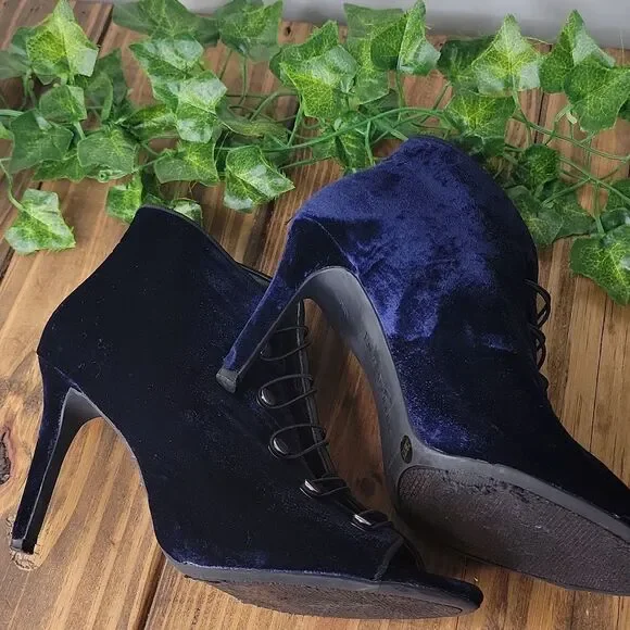 Enzo Angiolini. Navy Velvet Lace-Up Heels. Size 7.5 - Picture 4 of 12